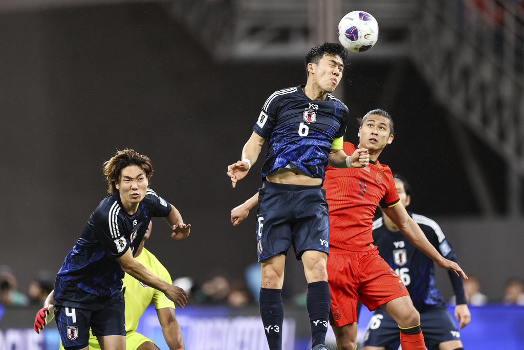 北京国安足协杯夺冠，法比奥荣膺金靴，球员拼尽全力，彰显拼搏精神。