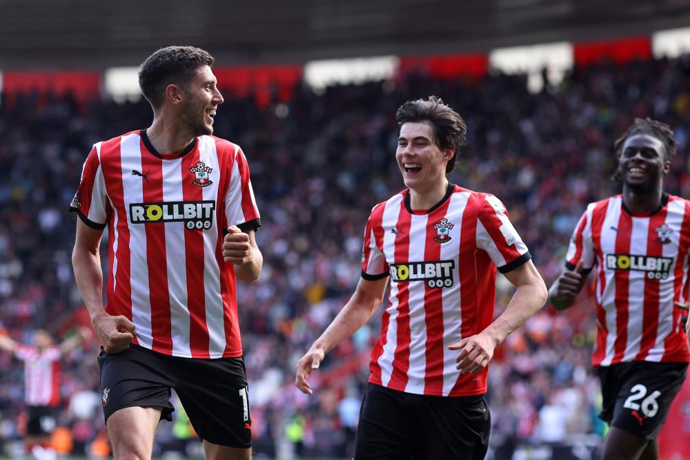 孔帕尼：凯恩和对手的手臂位置几乎一样，这种情况不该判点球